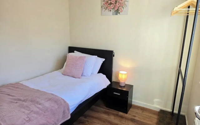 Bright 4-bed Swansea Getaway With Parking