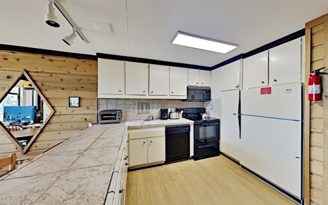 Two Bedroom Units at 1849 Condos with 3 Hot Tubs & Slopeside