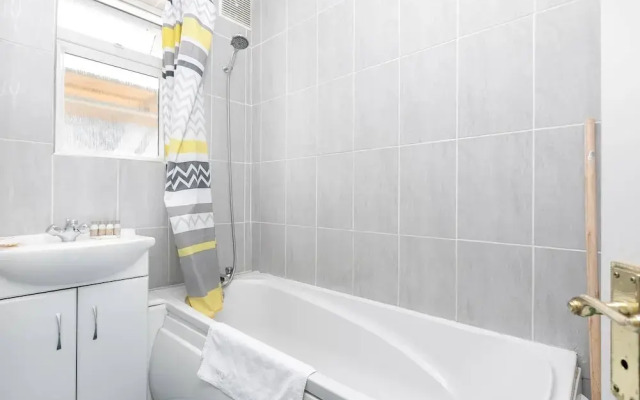 Modern Spacious Home In Well Connected Hammersmith