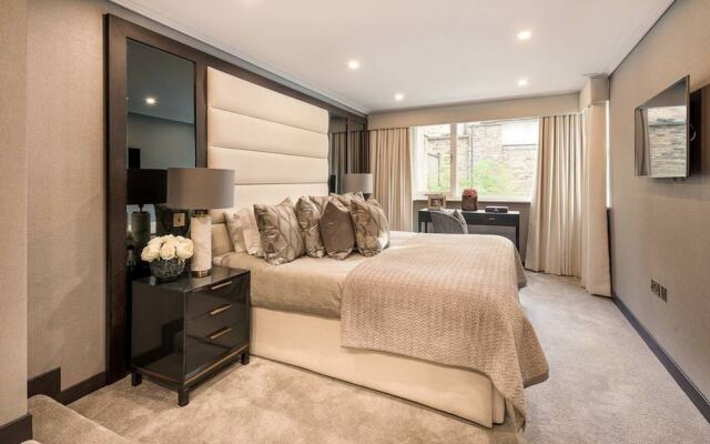 3 Bedroom Apartment With Garden in Knightsbridge