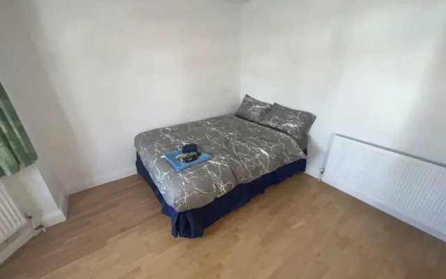 New Malden - 4 Beds - Sleeps 8 - Garden - Wifi