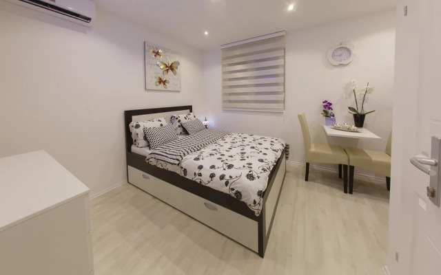 Appleline Apartments (Apple Studios & Rooms) 