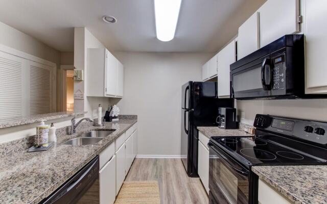 Full Condo w/ Pool & Gym, Sleeps 4