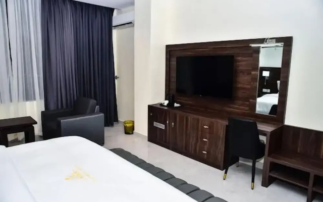 3pple M Continental Hotel & Suites