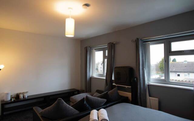 Modern Holiday Home in Bristol with Hot Tub