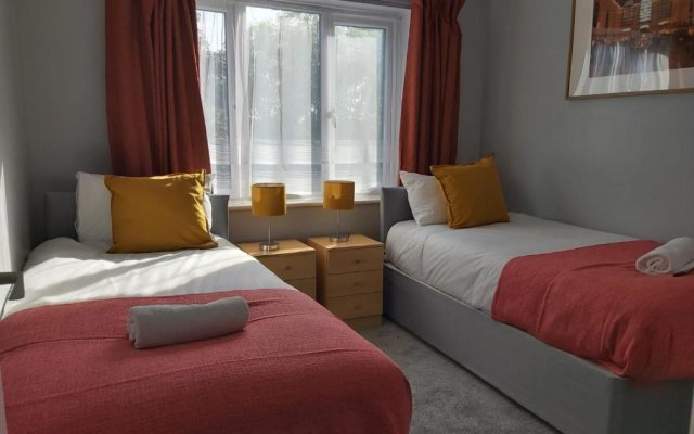 The Maltings - Huku Kwetu Dunstable - Spacious Business Travellers- 2 Bedroom 2nd floor Serviced Apartment -Private Parking- Free Wifi