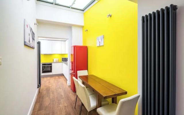 JOIVY 2-bed flat in West London