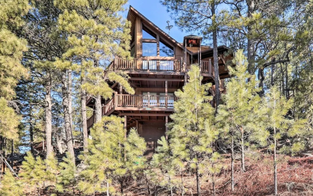 Pet-friendly Munds Park Retreat w/ Wraparound Deck