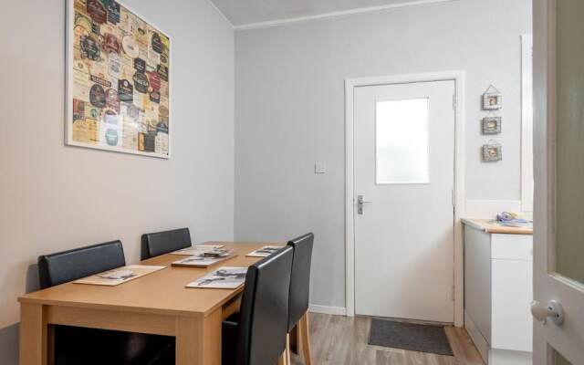 Homely & Central 2 Bed Flat with Parking
