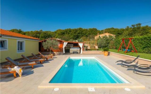 Four bedroom Holiday Home In Loborika