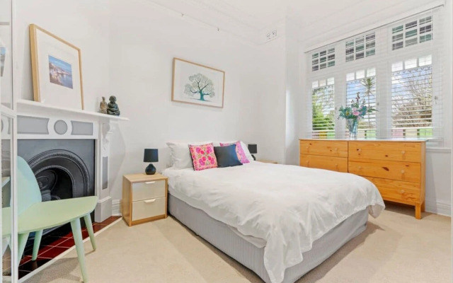Bright Home in Trendy Newtown Close to the Park