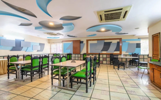 Aura Inn by OYO Rooms