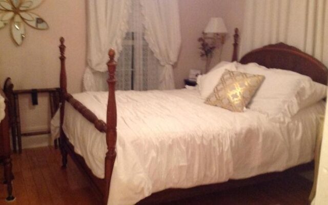 Maple Tourist Home Bed & Breakfast