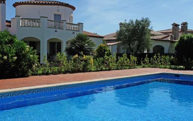 Delightful Villa in Vilacolum With Swimming Pool