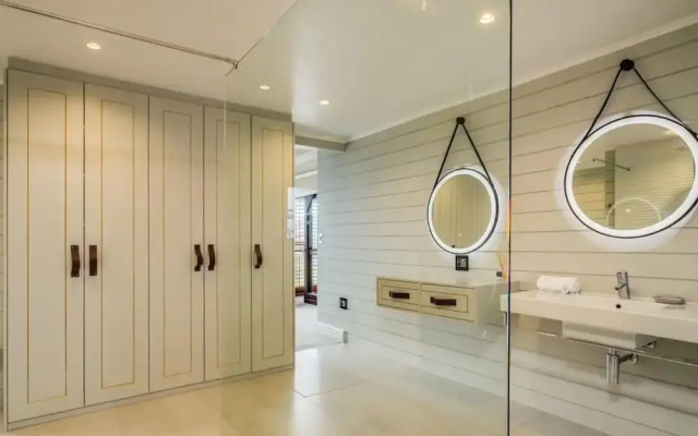 Spacious Apartment With Pool in Camps Bay