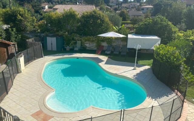 3 Pièces climatisé en rez de jardin avec piscine