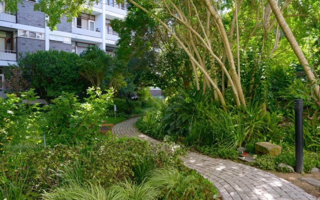Sunny 2 Bedroom Apartment by The Company's Gardens
