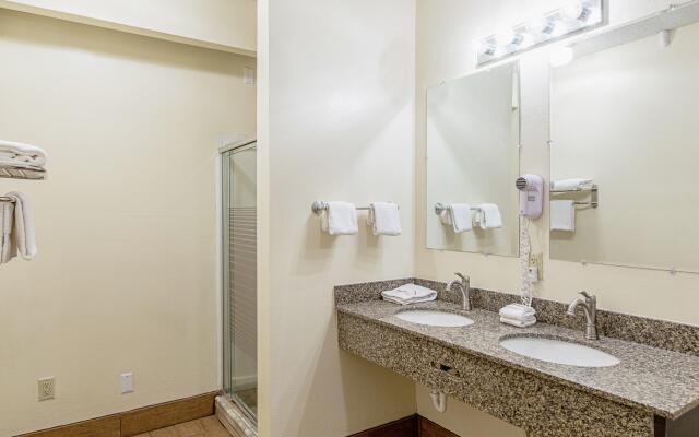 Red Roof Inn & Suites Omaha - Council Bluffs