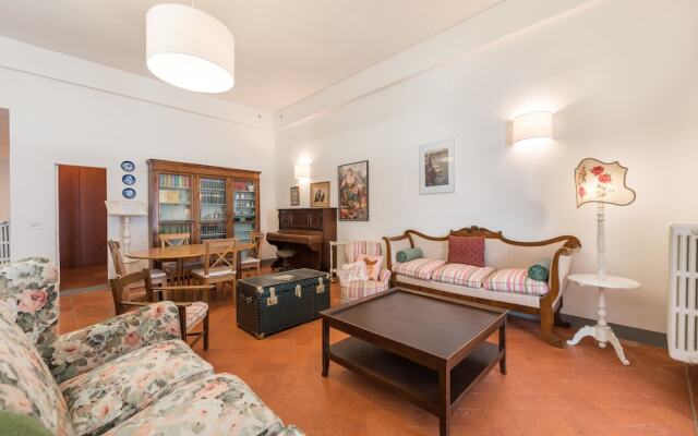 Pitti Large Apartment With Balcony