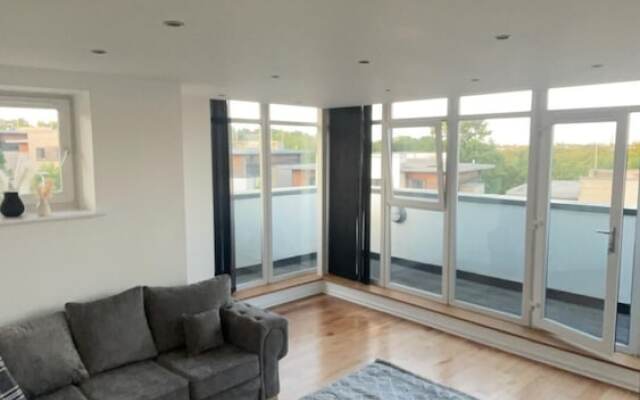 Impeccable 2 Bed 2 Bath Penthouse