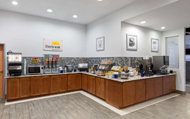Days Inn & Suites by Wyndham Lubbock Medical Center