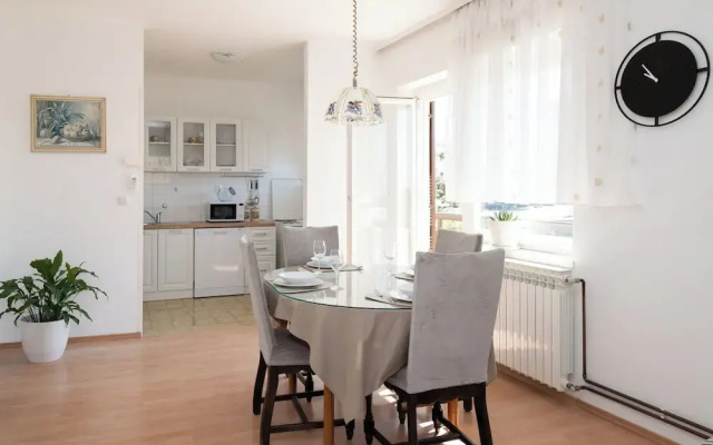 Spacious 2 Bedroom Apartment With Balcony
