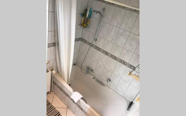 bahnhofsnahe, ruhige und sonnige 2 Zimmerwohnung im Dichterviertel (bis 4 Personen)