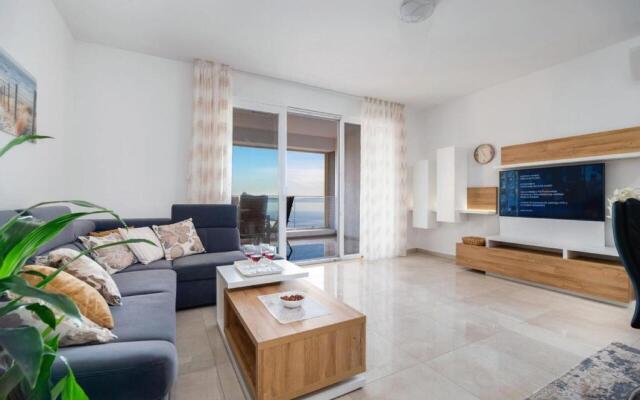 Sea view apartment EMA