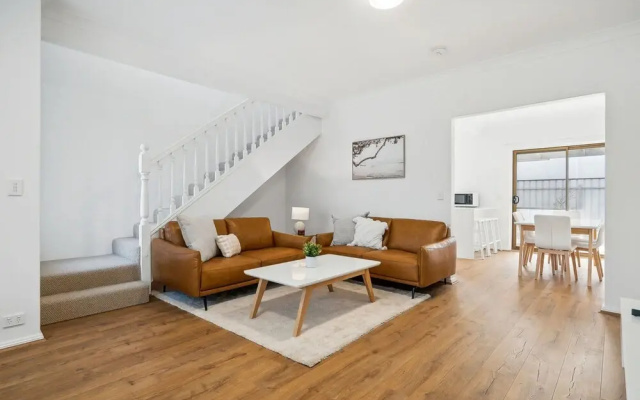 Coastal Luxury: 3-bed Townhouse 150m From Beach