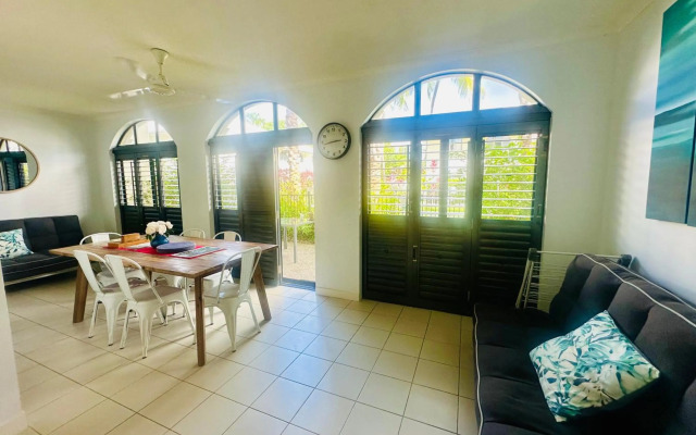 Palm Cove Pool Access Apartment