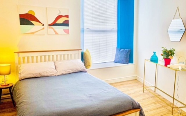 Stunning Renovated & Spacious 2 BR - 100m to Beach