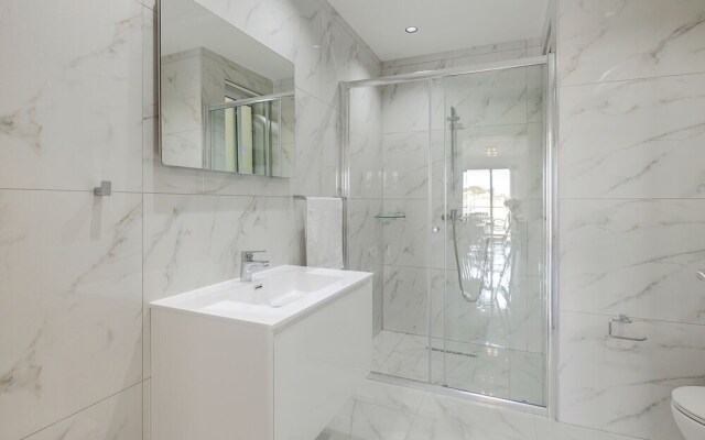 Splendid 2BR Apartment, Steps to St Georges Bay