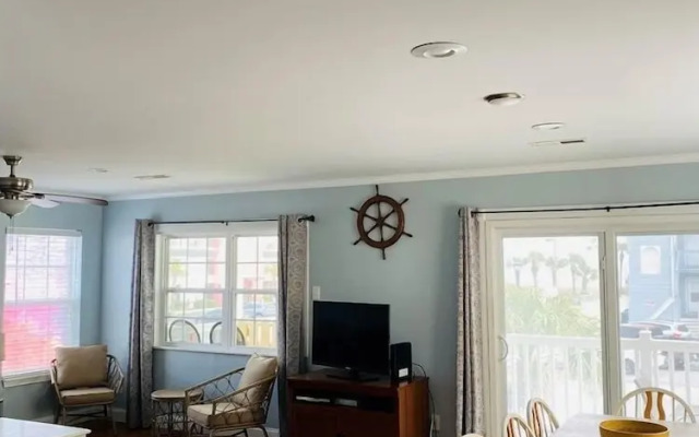Pierview 5 Bedroom Home by RedAwning