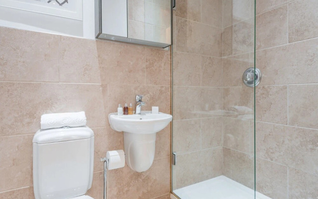 Stunning Home Near Earl's Court by Underthedoormat