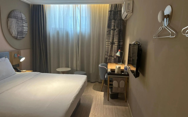 Yijia Hotel (Xinyi Railway Station Nanjing Road)