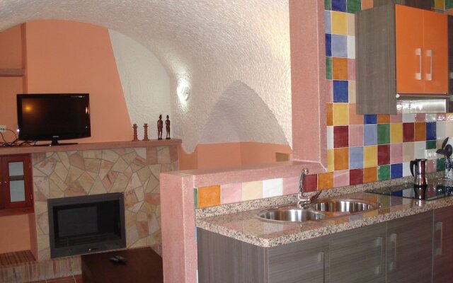 Special Cave House With A Fireplace, Near Sierra Nevada