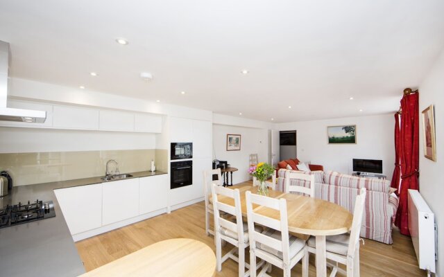 Up-market one Bedroom Apartment Just Minutes From the River Thames. Broughton rd