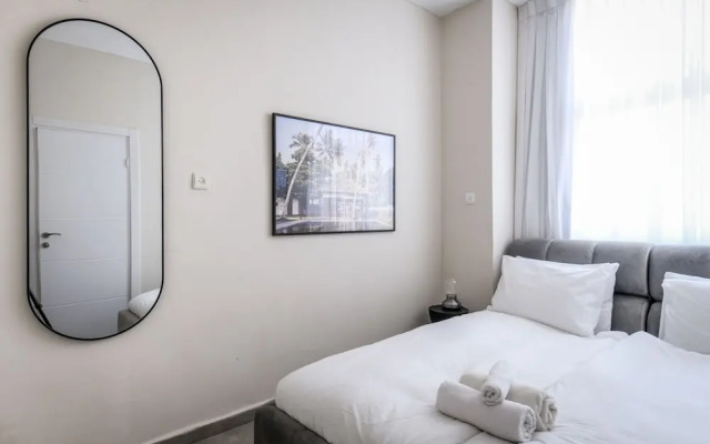 Spacious & Bright 3BR Apt with City View