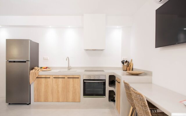 Pebble Luxury Suite by the Sea