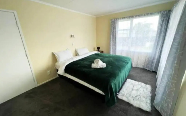 Spacious 3 BR near skyline-5 min walk