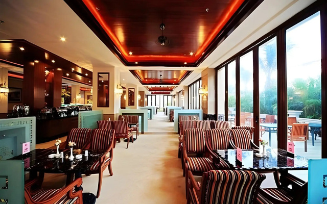 Xinglong Old Banyan Hotel
