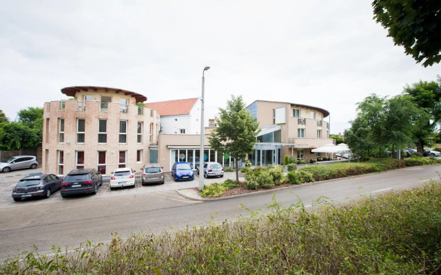 CE Plaza Hotel