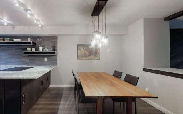 Luxury 3 Bedroom Ski in, Ski Out Mountain Vacation Rental Just Steps from the Snowflake Ski Lift