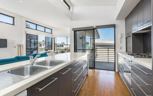 A PERFECT STAY - Sandy Feet