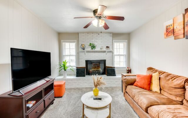 Cozy Austell Home w/ Sunroom - 4 Mi to Six Flags!