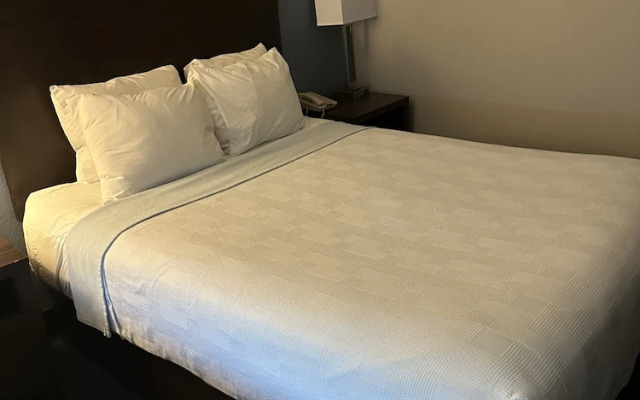 Sugar Creek Inn & Suites