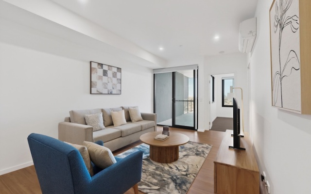 Bright Newly 2 Bed Apartment With Balcony Views