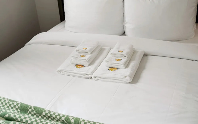 Tranquil 2BR with Coastal Mountain Views