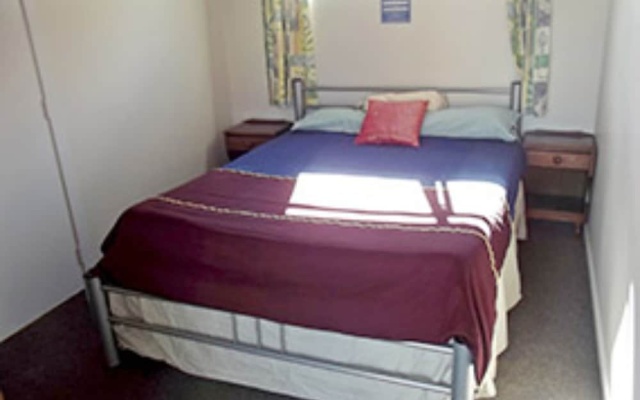 Pillows Lodge – Guest Rooms – Hibiscus Coast