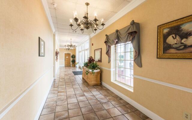 Econo Lodge Inn & Suites